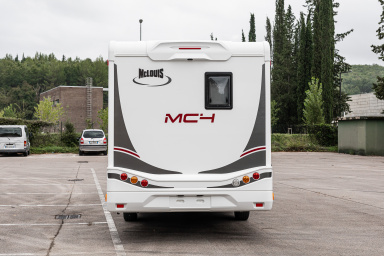 McLouis MC4 875 Autocaravana perfilada con 5 plazas para viajar y 5 para dormir.